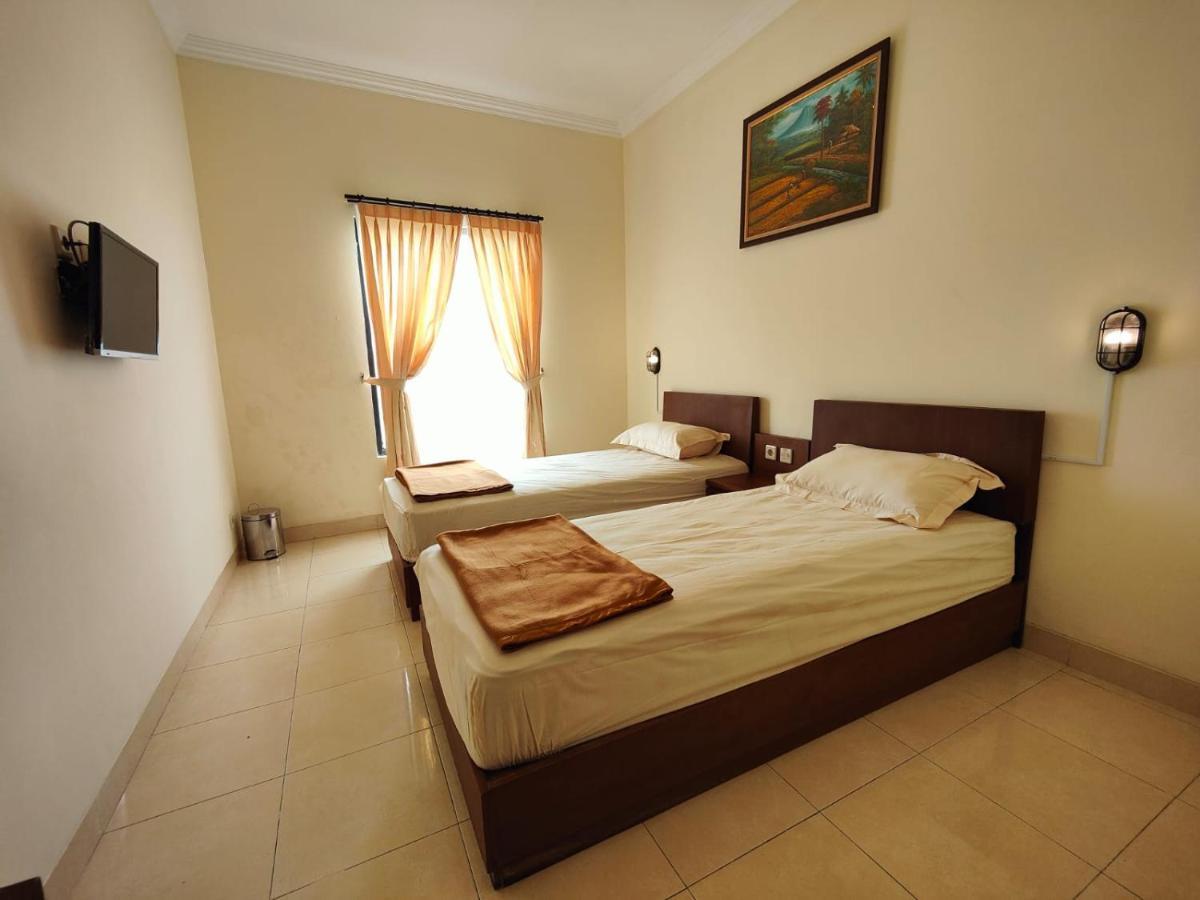 Adiputra Guesthouse 2 By Homiq Ngabean Exterior foto