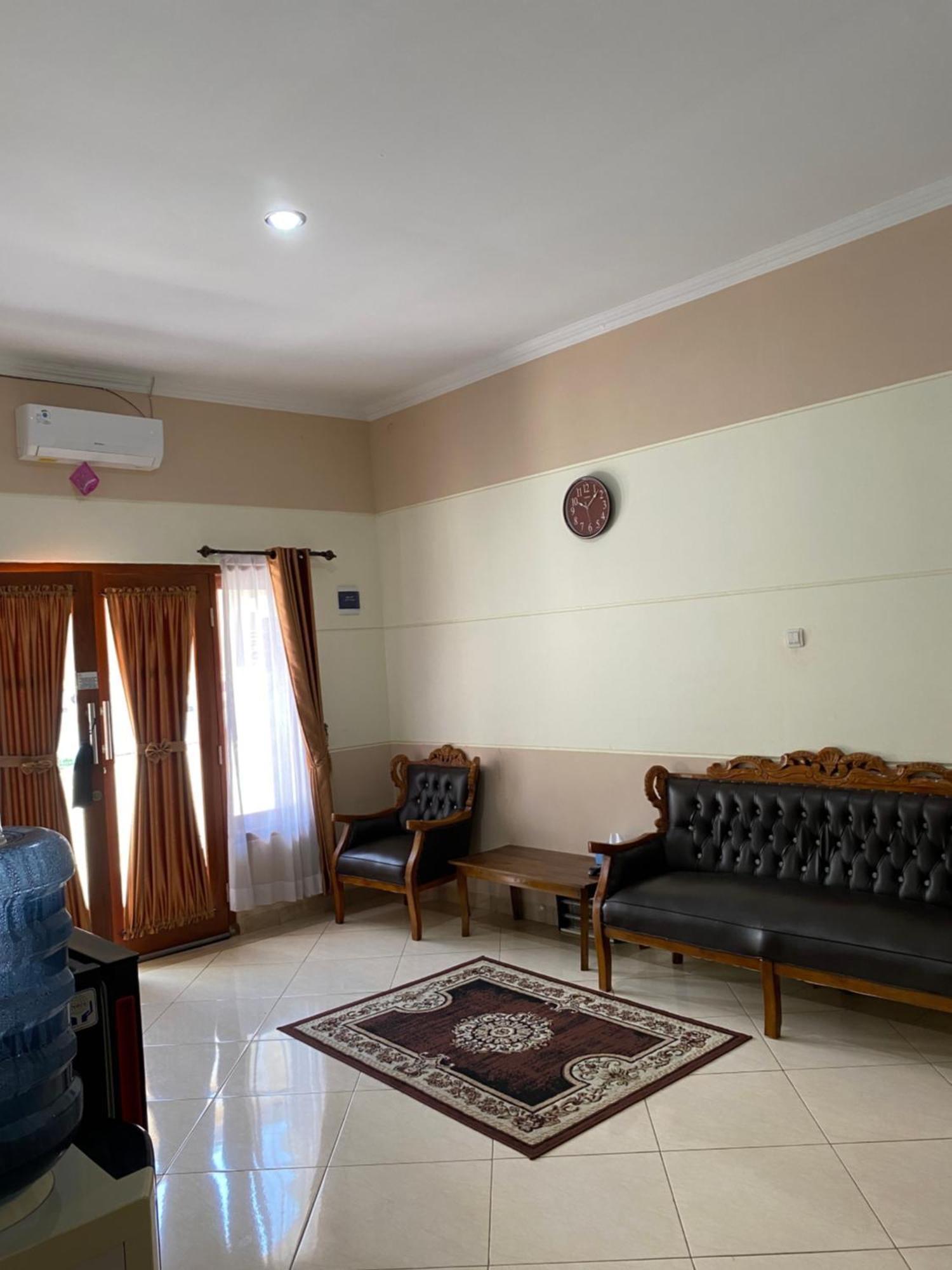 Adiputra Guesthouse 2 By Homiq Ngabean Exterior foto
