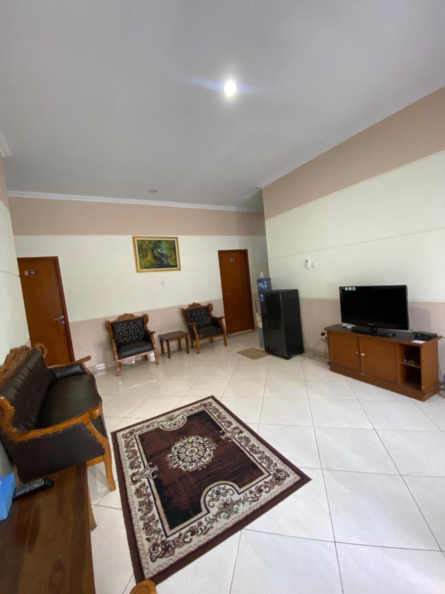 Adiputra Guesthouse 2 By Homiq Ngabean Exterior foto