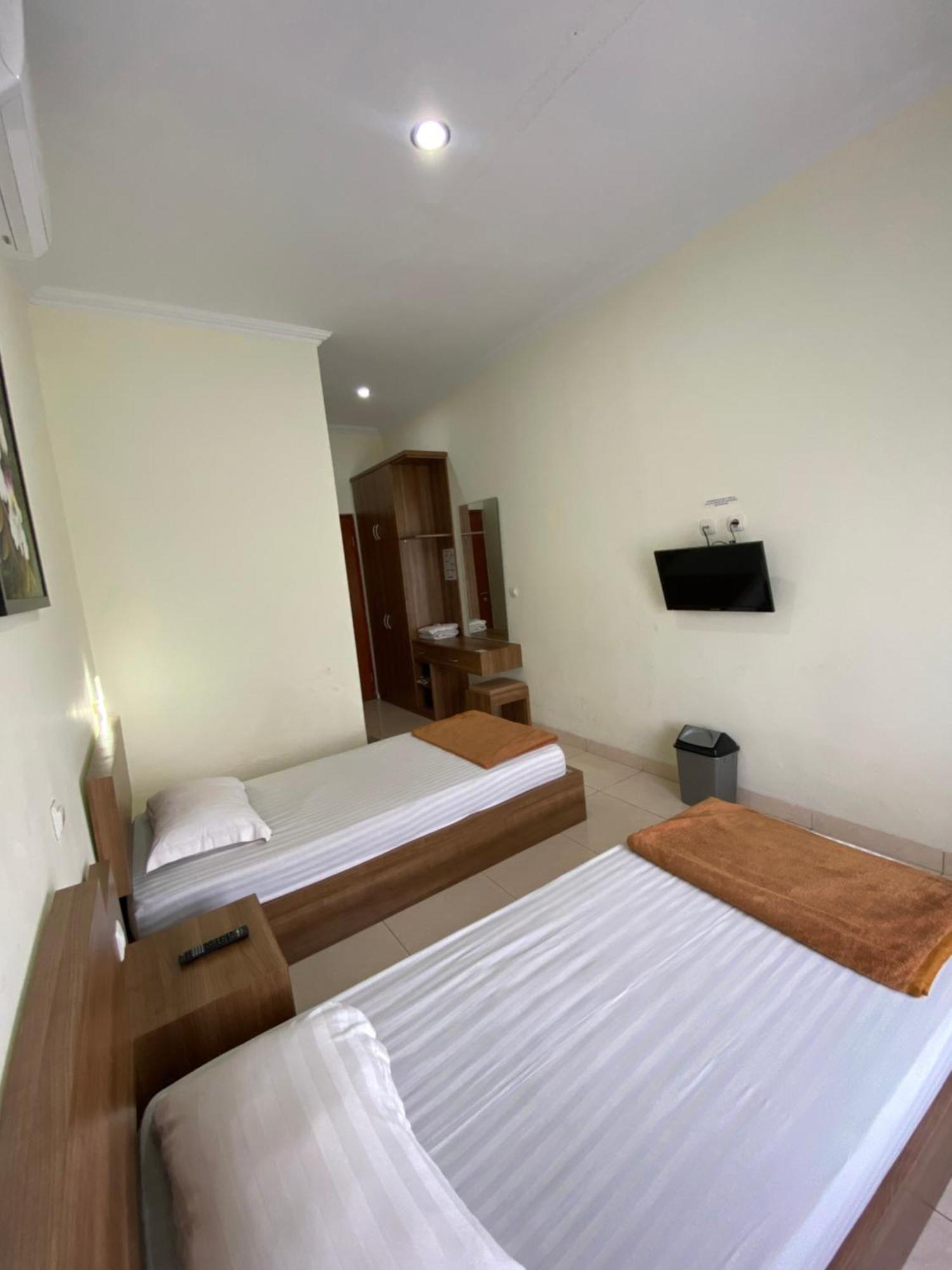 Adiputra Guesthouse 2 By Homiq Ngabean Exterior foto
