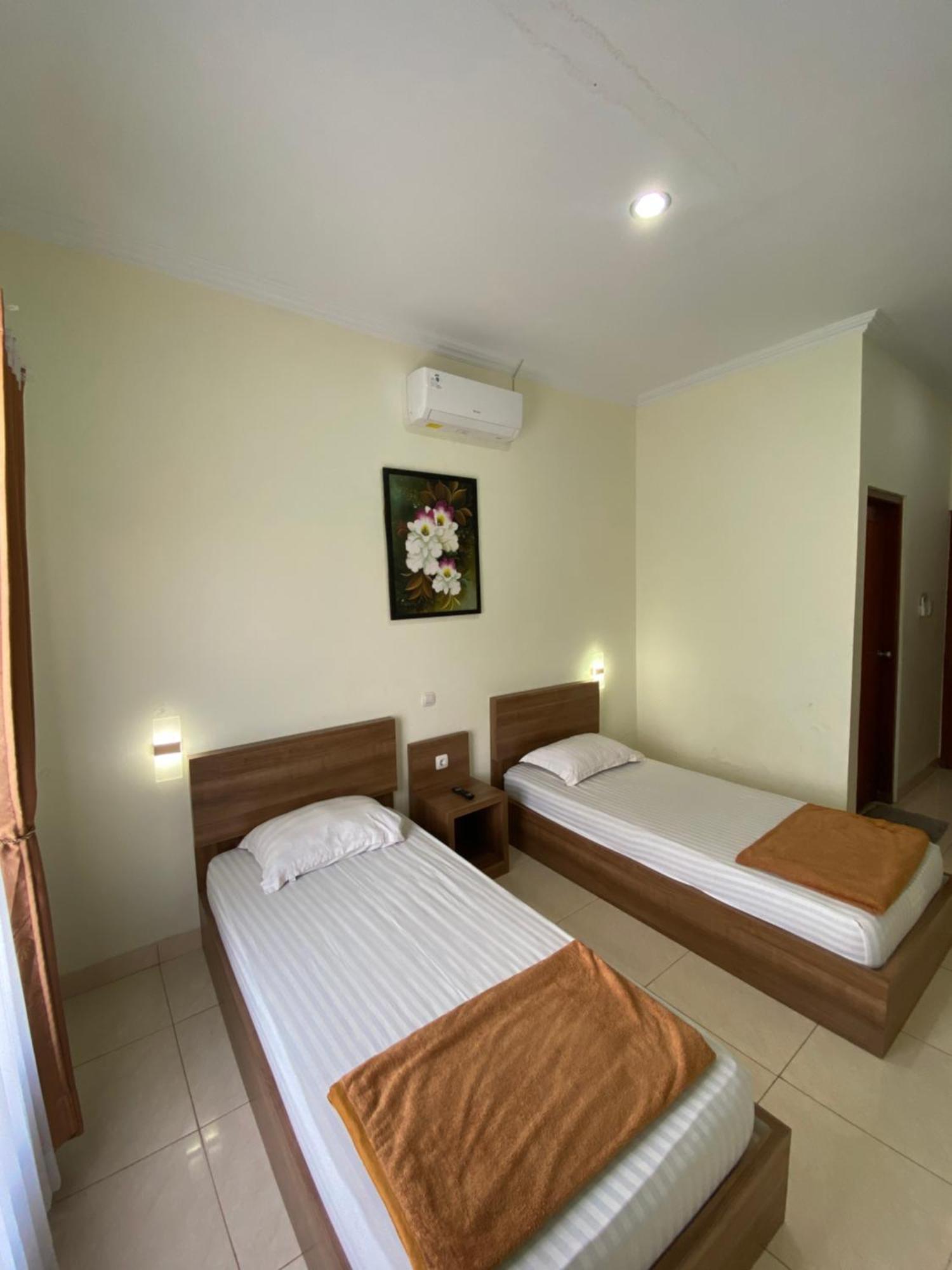 Adiputra Guesthouse 2 By Homiq Ngabean Exterior foto